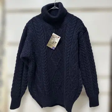 FINDERS KEEPERS 네이비 케이블 니트 터틀넥 스웨터