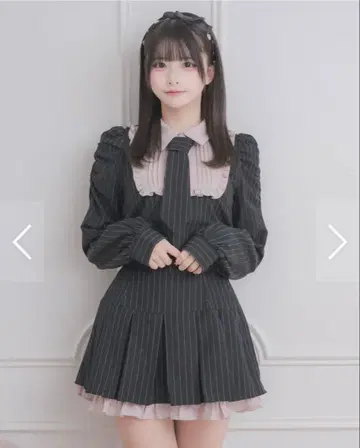 pium 셋업 넥타이 포함 스퀘어 프릴 긴팔 상의 미니 스커트