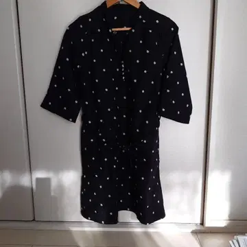 블랙에 화이트 물방울 패턴 7부 소매 미니 원피스