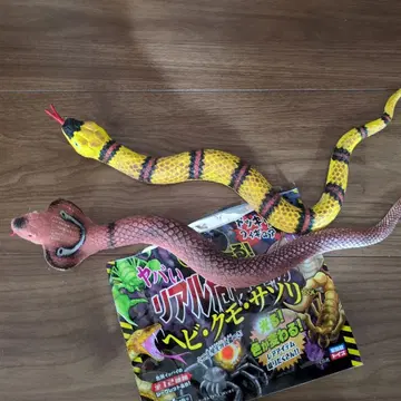 리얼한 뱀 피규어