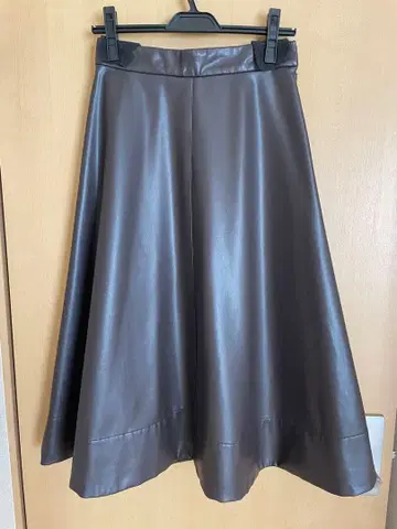 쿠튀르 브로치 A라인 에코 가죽 스커트