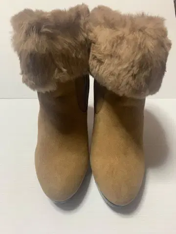 [ 새상품급 ] 카리노 베이지 퍼(fur) 포함 스웨이드 부티