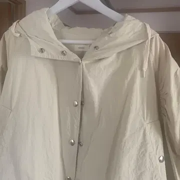 아이보리 후드 부착 나일론 자켓