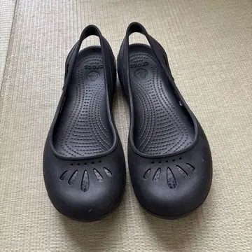 crocs 블랙 플랫 샌들