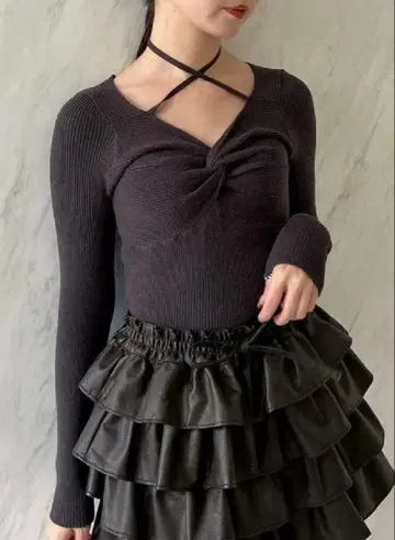 dazzlin 프론트 트위스트 리본 니트탑