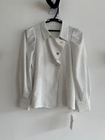 택 포함 새상품 dazzlin 블라우스 멀티 버튼 디자인 블라우스