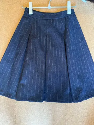 다크 네이비 스트라이프 플리츠 스커트