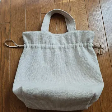 비오는날 썸씽 카페 베이지