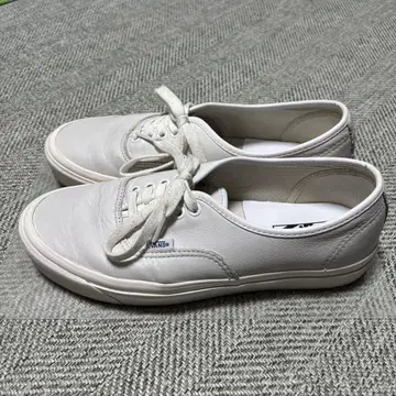 Vans Authentic 가죽 로우컷 스니커즈