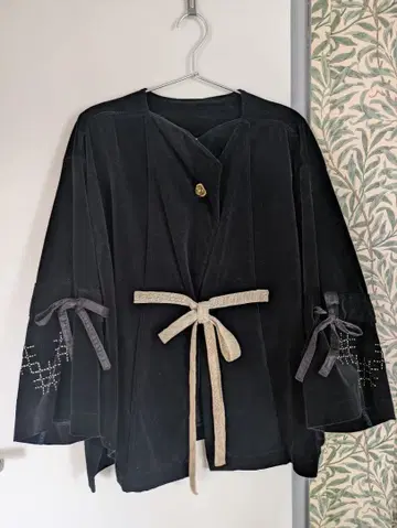 iai/이이쇼, 초기 블랙 벨벳 자수 재킷