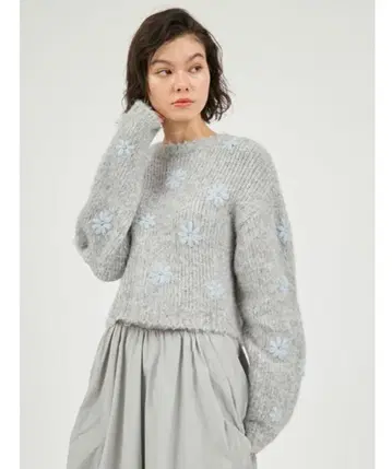 emmi 플라워 자수 니트탑