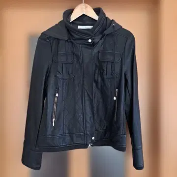 후드 부착 블랙 가죽 자켓