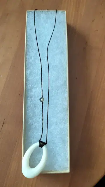 로니 카포스 화이트 오벌 목걸이