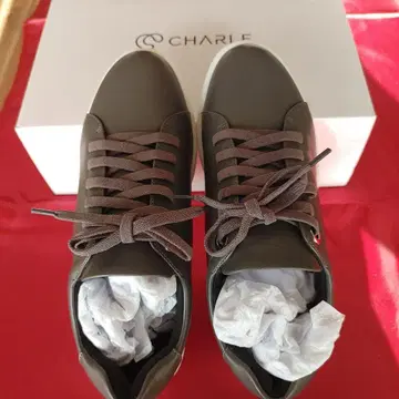 CHARLE 차콜 그레이 스니커즈