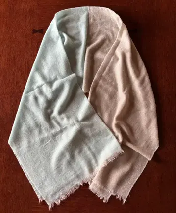 피스타치오 컬러와 그레이지 캐시미어 스톨 미사용