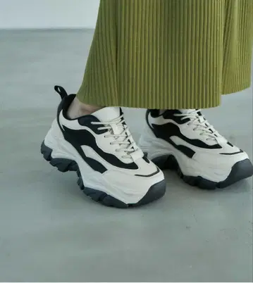 시마무라 다나카 리나 대드 스니커즈 미사용 새상품 L 사이즈 블랙