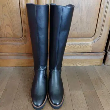 [새상품] 아르테미스 바이 다이애나 블랙 롱 부츠 뒷면 지퍼