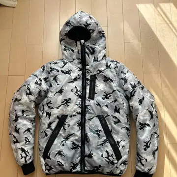 카모플라쥬 패턴 후드 부착 다운 자켓