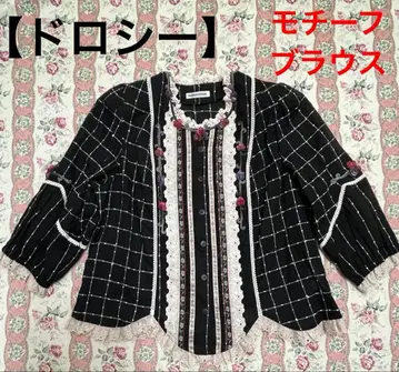 [도로시] 체크 무늬 꽃 장식 모티브 칠부 소매 블라우스