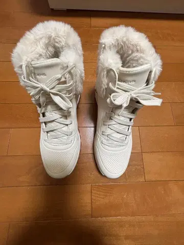 [ 미사용 새상품 ] SKECHERS 화이트 퍼 부츠