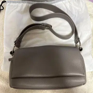 BEARDSLEY 가죽 바디백 (taupe)