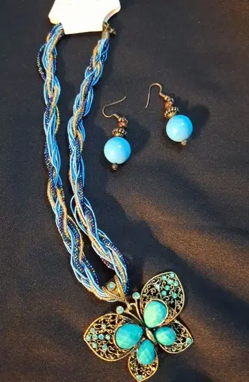 미사용 나비 모티브 목걸이와 귀걸이 세트