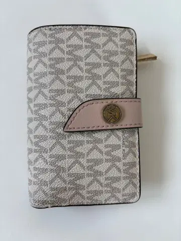 Michael Kors 이단 접이식 지갑