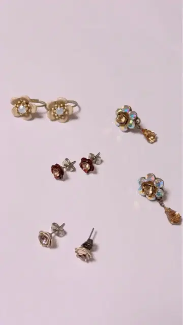 미하엘 네그린 꽃 모티브 귀걸이 네 세트