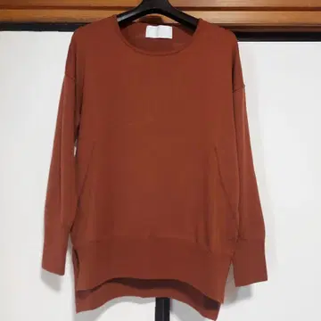 브라운 긴팔 니트 사이드 포켓 포함