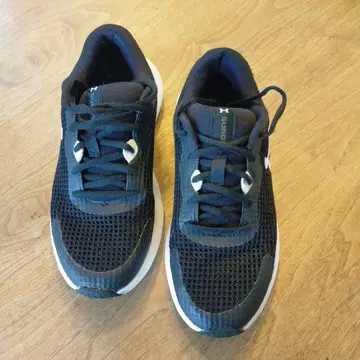 언더아머 러닝화 블랙 24cm