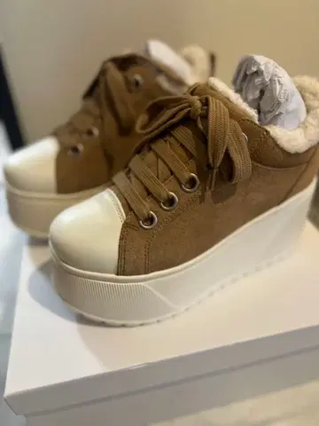 스즈키 아미 통굽 신상 M 천연 가죽 즉시 완판된 스니커즈 새상품