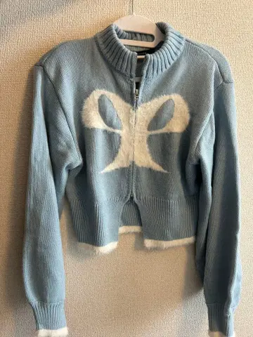 [ EMODA ] 믹스 샤기 로고 지퍼 상의 리본 니트