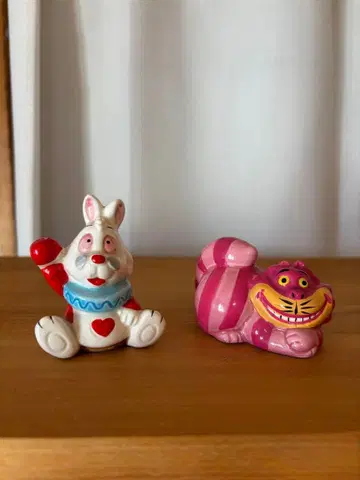 앨리스의 화이트 토끼와 체셔 고양이 피규어 세트