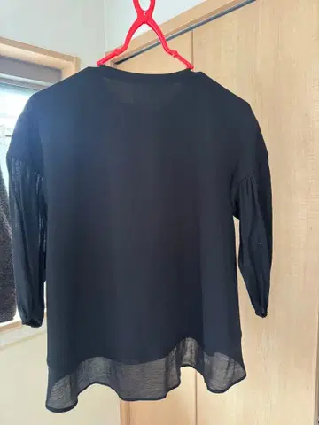 BEARDSLEY 블랙 오부 소매 상의