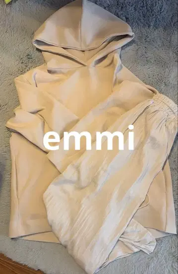 emmi 후드 부착 베이지 셋업 사이즈 0