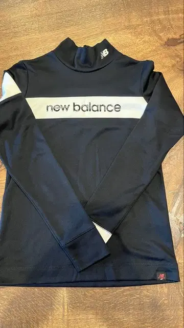 뉴발란스 블랙 하이넥 트레이닝복