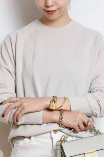 두지엠 클라세 CAPRI 크루넥 풀오버 내추럴