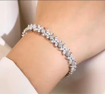 [정가 4만엔 상당] 모이사나이트 플라워 모티브 이터니티 팔찌 고급스러움