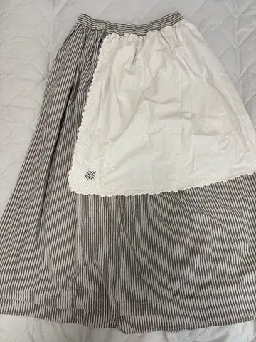 스트라이프 자수 플레어 스커트