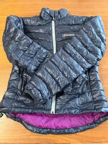 새상품급 berghaus 다운 자켓 네이비 S 사이즈