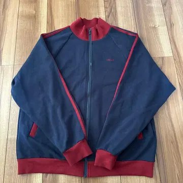 네이비와 레드의 집업 저지