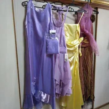 새틴 소재의 보라색과 옐로우 컬러 드레스
