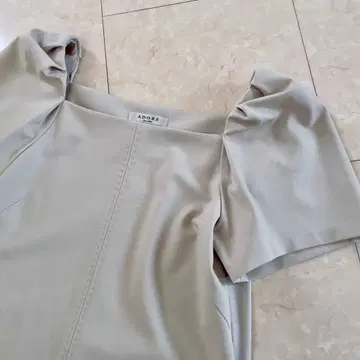 ADORE 라이트 그레이 무릎 기장 원피스 반팔