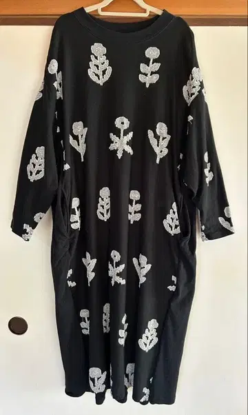 마블슈드 원피스 자수 블랙