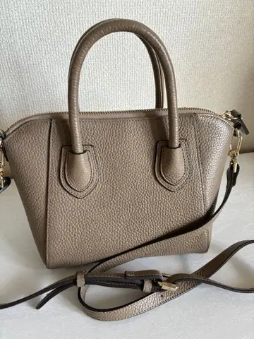 베이지 가죽 숄더백 골드 금장 장식