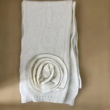 MILK 화이트 니트 머플러 꽃 모티브 포함