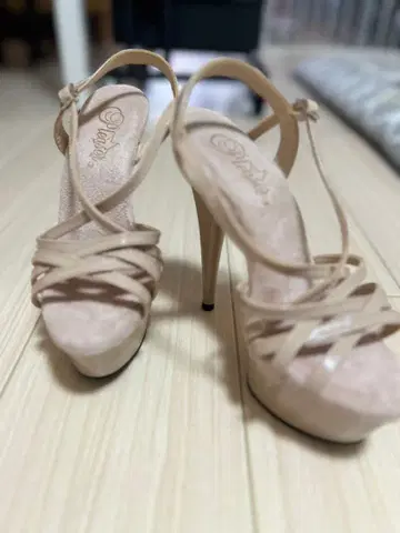 베이지 스트랩 하이힐