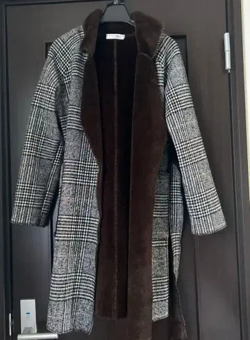 격자 무늬 보아 안감 롱 코트 브라운