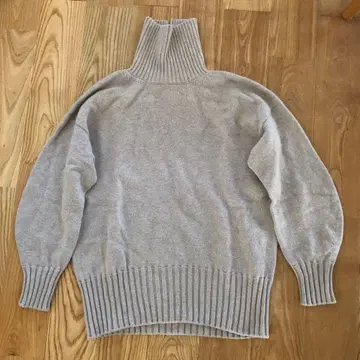 에마큐레이트 하이넥 스웨터