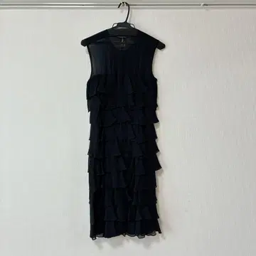 다나카란 프릴 블랙 슬리브리스 드레스